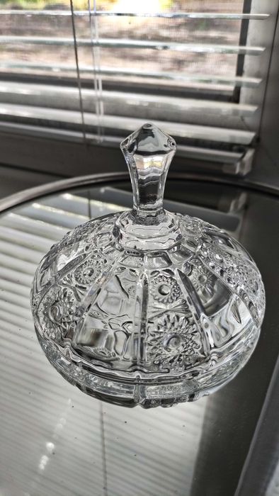 Кокетна кристална захарница на крачета