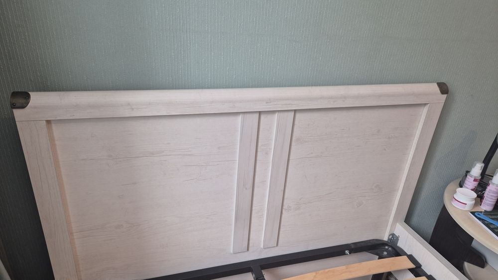 Продам кровать без матраса!