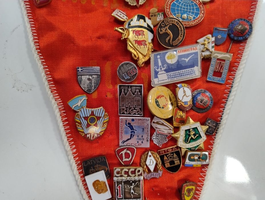 Значки - цената е за всичко