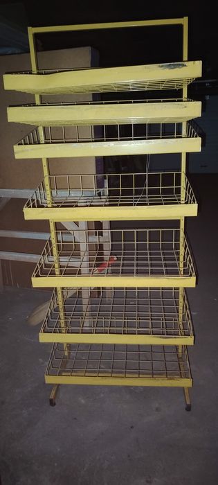 Магазинге полкі бар