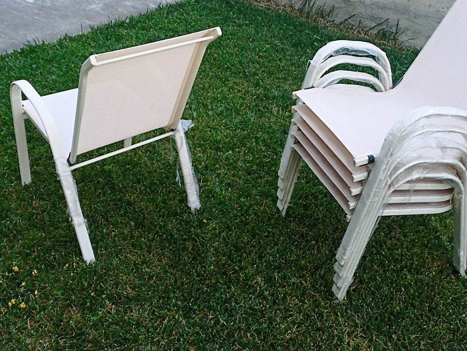 Pachet/SetComplet Mobilier gradina (metal & plastic), culoare bej/crem, ce cuprinde: 6buc.Scaune stivuibile, masa & umbrela, NOI / sigilate.