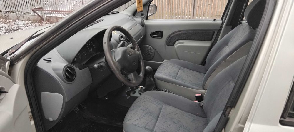 Dacia. Logan. Benzină.