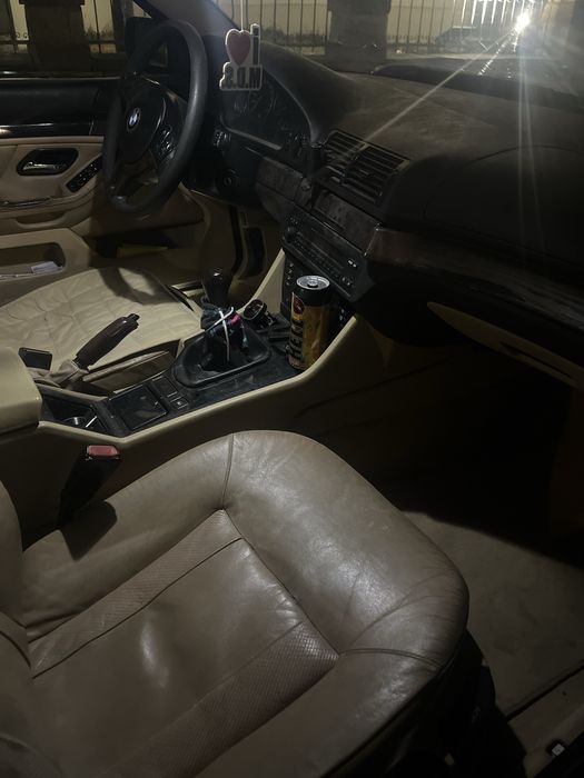 BMW E39 2.0 M47 136 cp diesel, 440.000 km, piele crem, jante 18”, Angel Eyes LED. Caroserie cu defecte, elemente noi incluse.