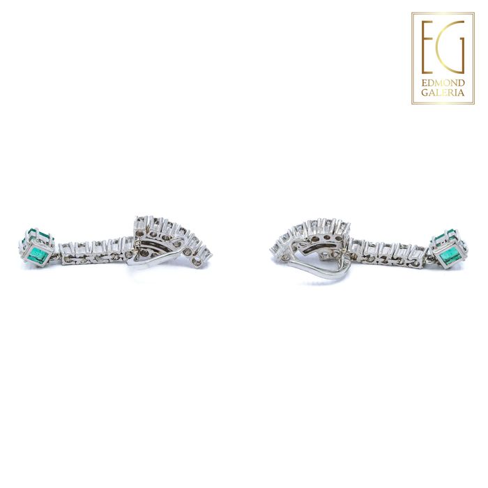 Pereche de cercei Alberto Kling (Bogota, Colombia) din platină și aur alb, decorată cu smaralde și diamante, însoțită de cutia originală