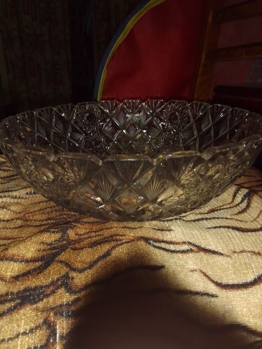 Продам хрустальную  фруктовница