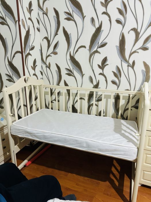 Детская деревянная кровать.