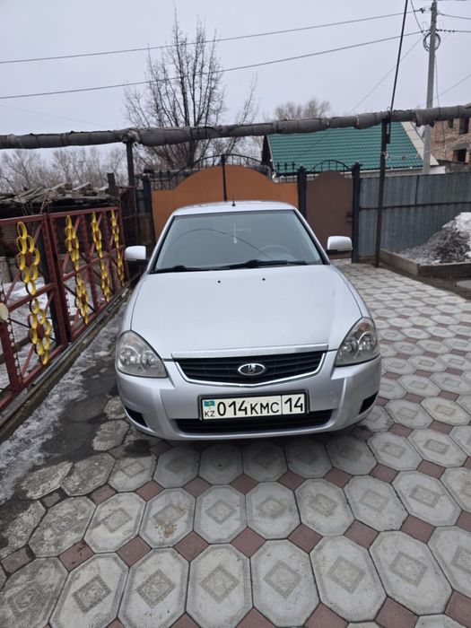 Продам приору .Седан