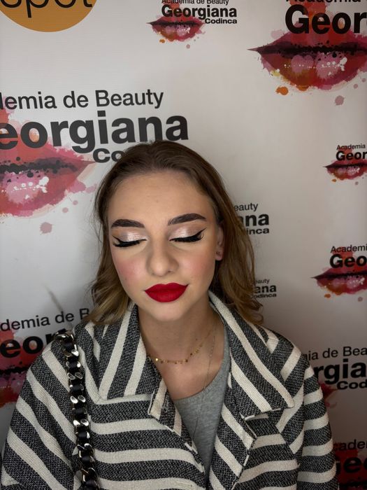 Make up artist ofer servicii de make up  prosesional PREMIUM