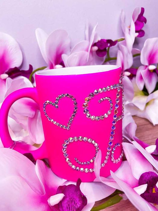 Кутия с ароматни сапунени рози,чаши с фигури от глина и др...