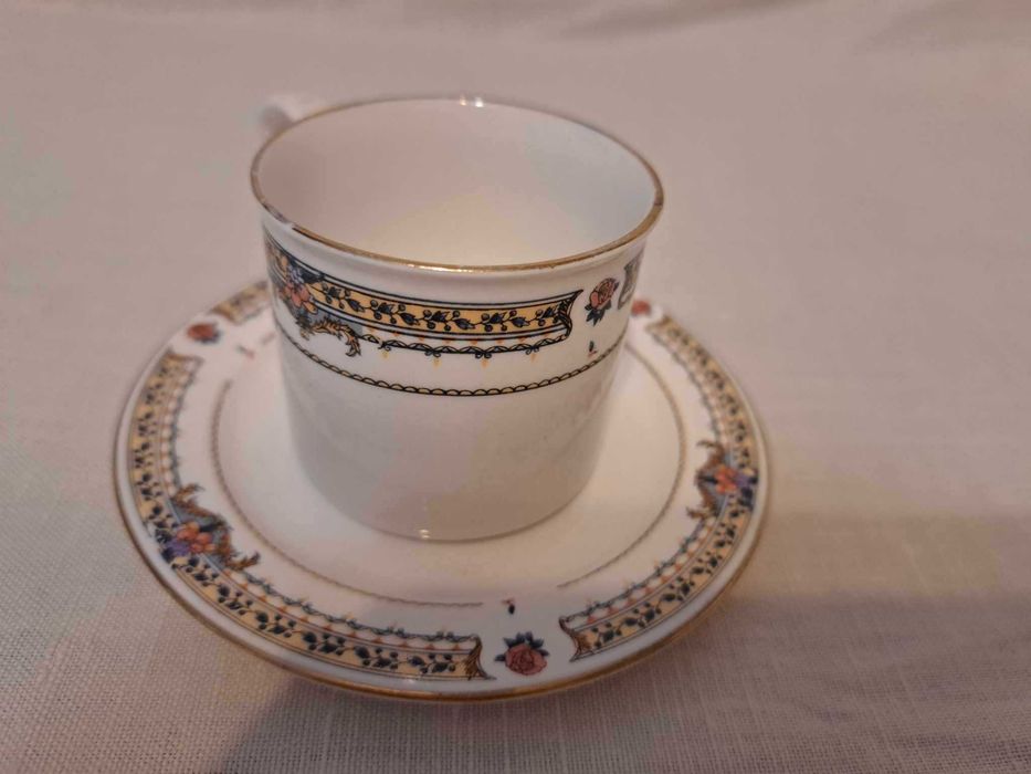 Продавам, нов сервиз от порцеланови чаши и чинии за кафе!
