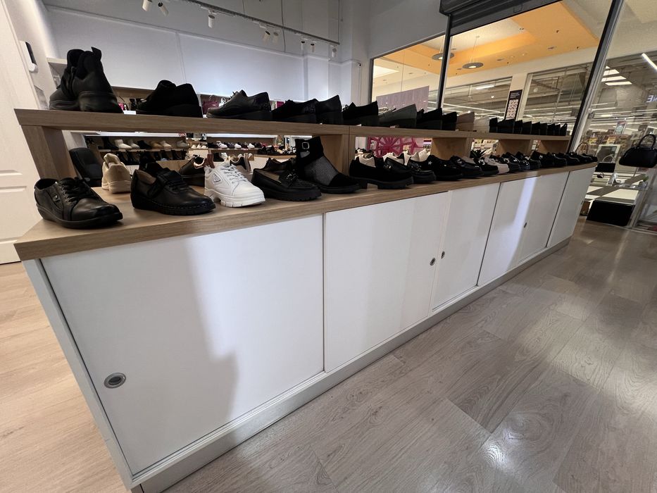 Mobilier complet pentru magazin, făcut la comandă – stare foarte bună