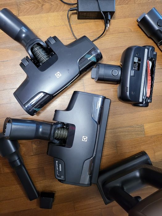 Вертикална прахосмукачка Electrolux Ultimate 800