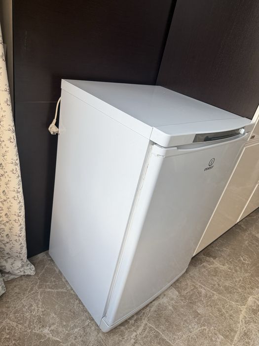 Морозильник Indesit  SFR100 Белый
