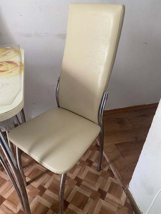 Продается стол и стулья