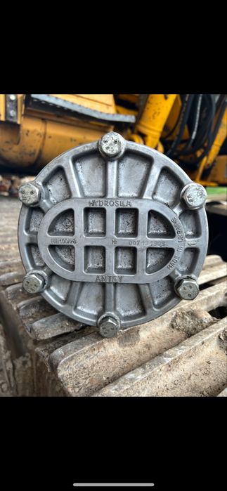 De vanzare diferite pompe hidraulice pentru utilaje sau excavatoare