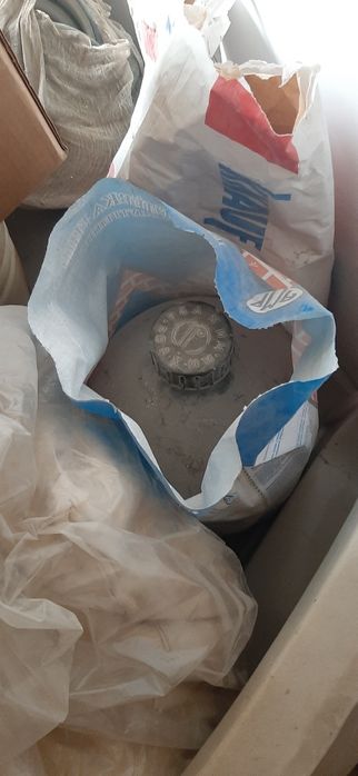 Бутыль стеклянный.