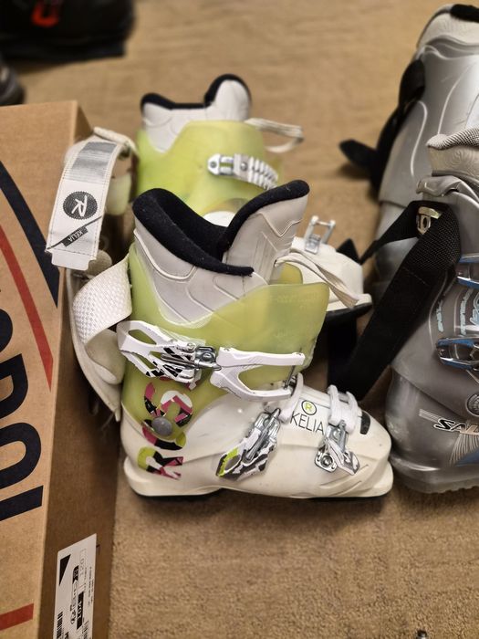 Ски оборудване обувки очила щеки ски