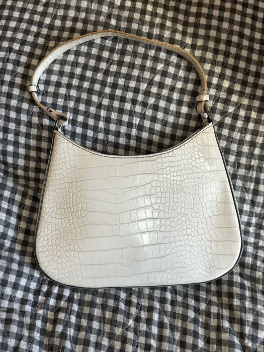 Две женские сумки, цена указана за две.