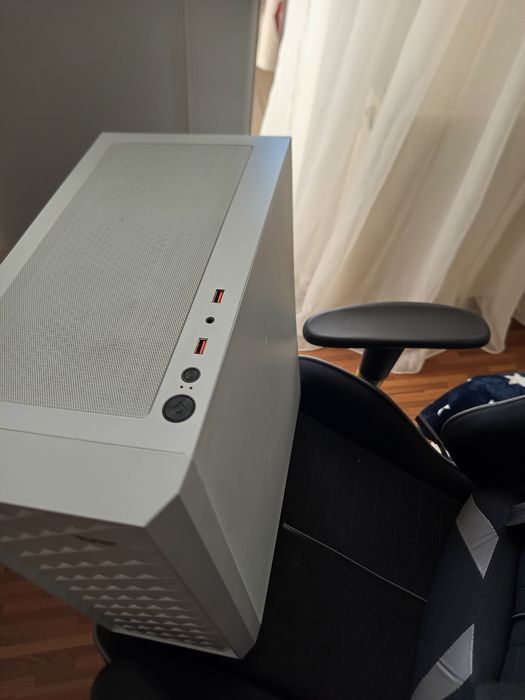 Vând carcasa pc gaming