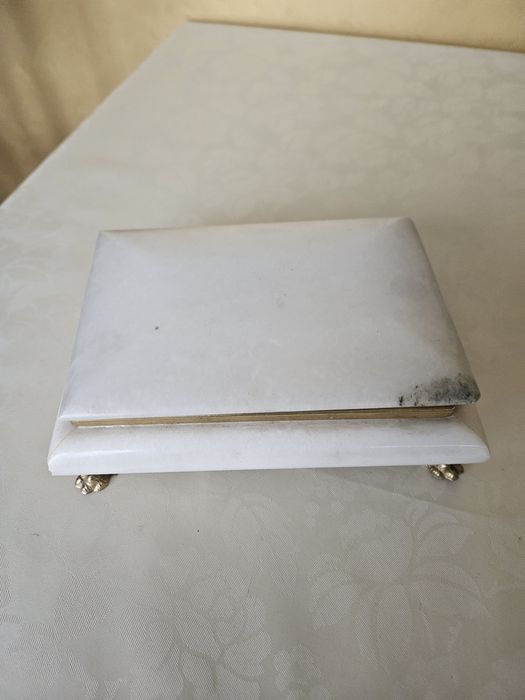 Бяла мраморна кутия .