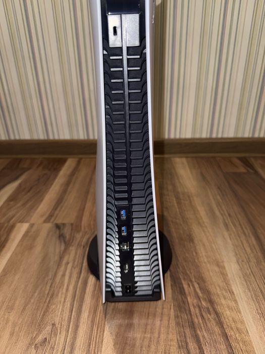 Продаю Playstation 5 (PS5)