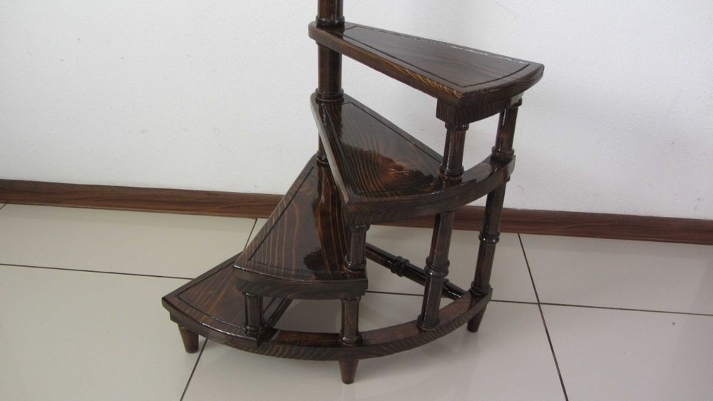 Scara in spirala pt biblioteca din lemn natural deosebit de frumoasa