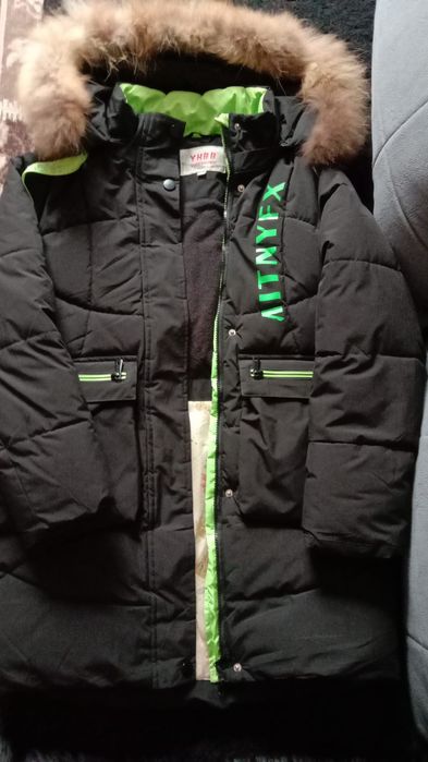 Продам куртку на девочку зимнюю