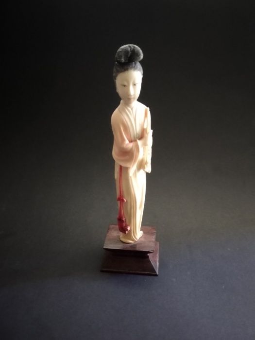 Старинная статуэтка из натуральной слоновой кости