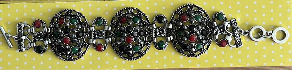 Лот бижута - красиво допълнение към всяка дреха