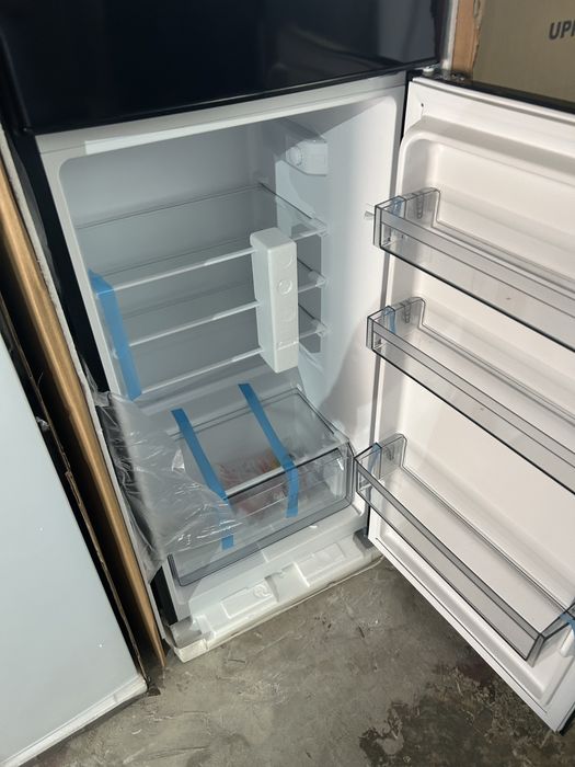 Чисто нов Черен Хладилник с горна камера Muhler-Мюлер 144 см