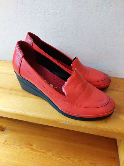 Почти нови обувки от естествена кожа