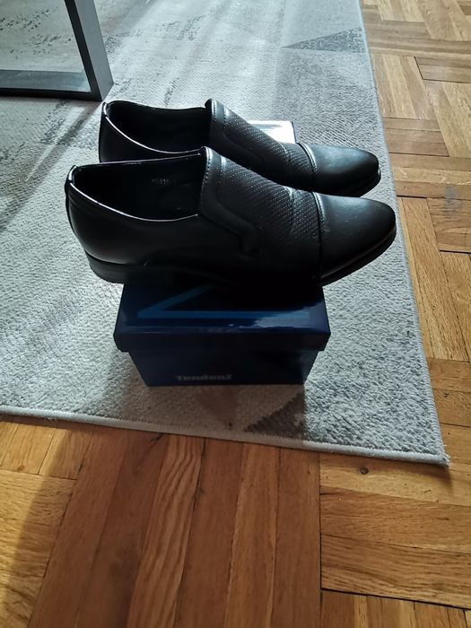 Абитуриентски костюм