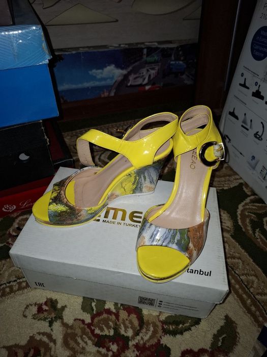 Яркие босоножки на танкетке