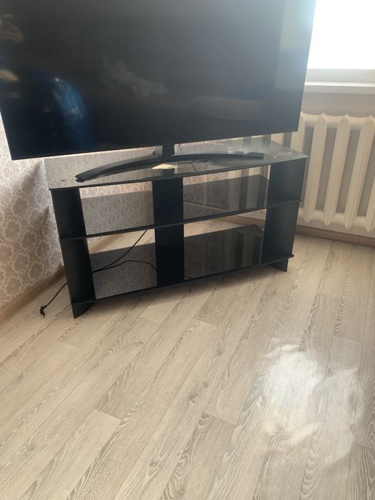 Продам тумбу под телевизор ,стекло