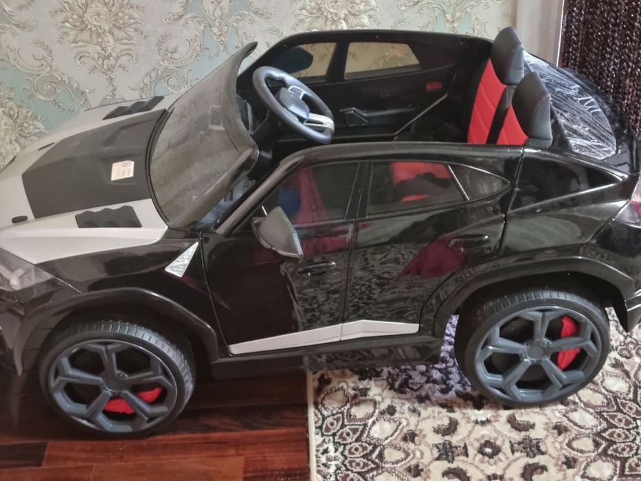 O'yinchoq mashina sotiladi!