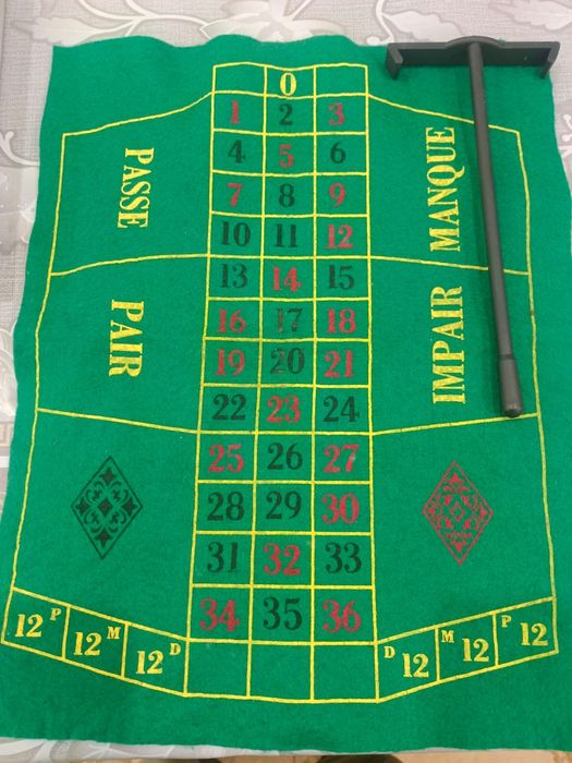 Казино с полком и фишками