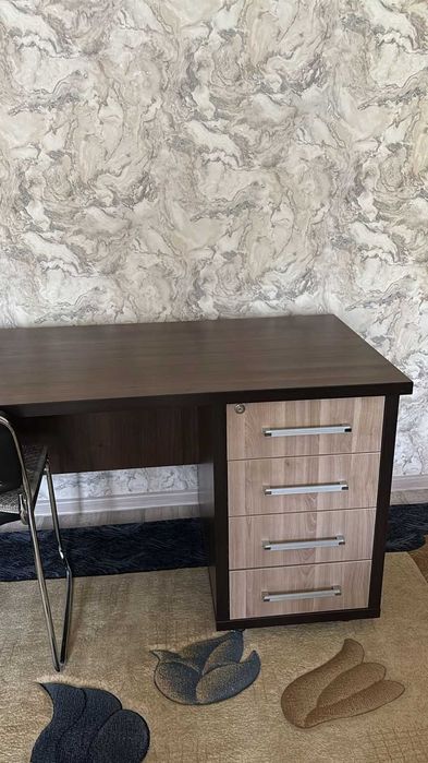 Стол письменный-добротный