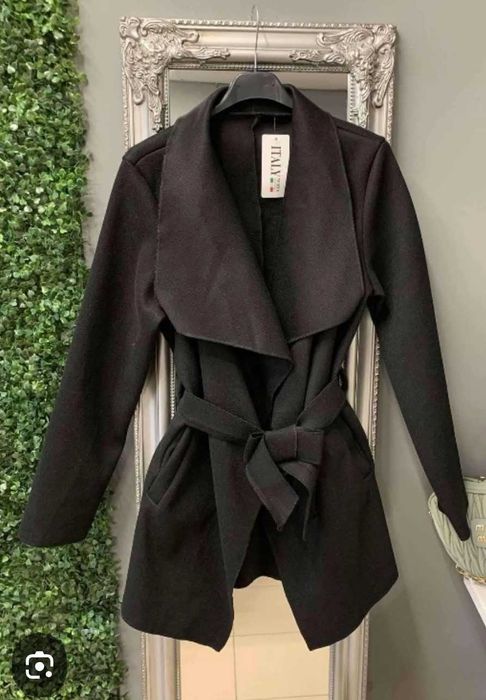 Черно палто прегърни ме