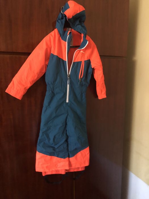 Vand overal  nr.98 pt 3 -4 ani si cizmulite nr.24,25 de la Decatlon