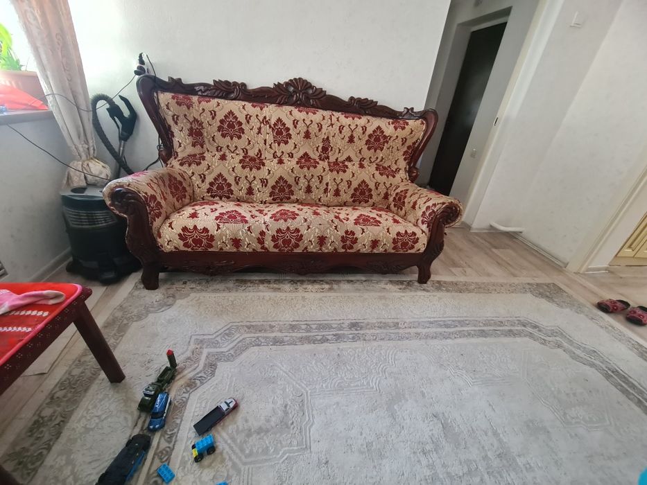 Диван из чистого красного дерева