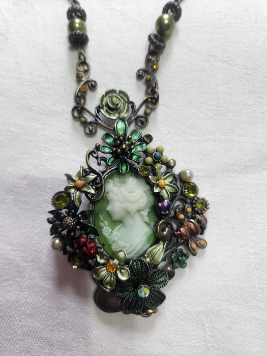 Бижутерия комплект из трех предметов и подвеска