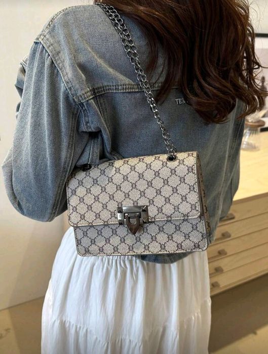 Чисто нова модерна дамска чанта !