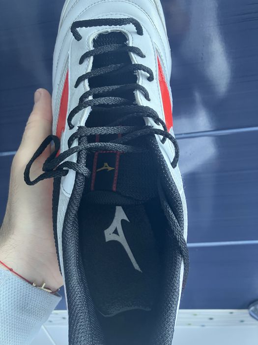 Здраейте, продавам футболни стоножки mizuno!