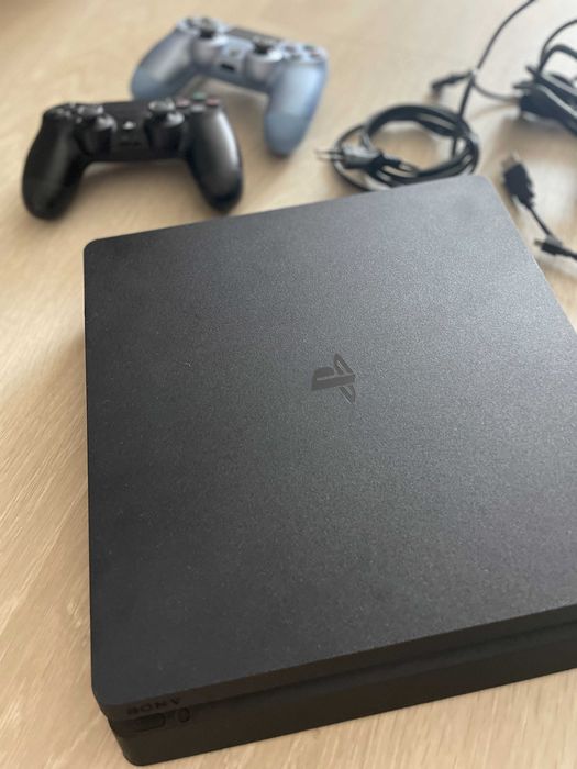 PS4 Slim 1TB + 2 джойстика + игри - отлично състояние