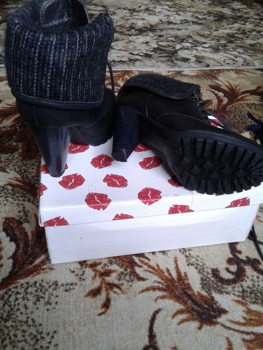 Продавам дамски боти