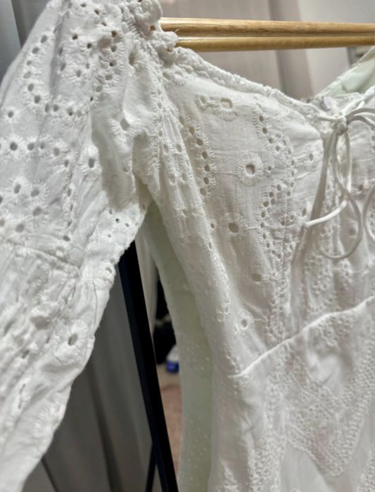 Rochie albă din broderie spartă englezească volanase maneci bufante XS