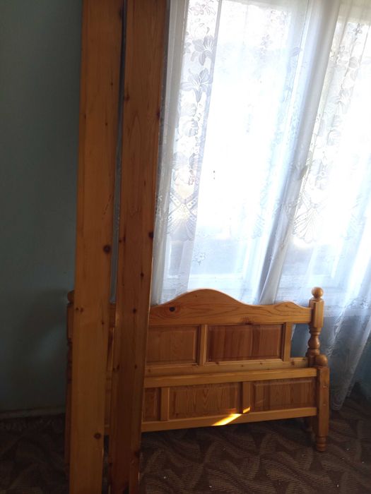 Дървено легло от чам с матрак