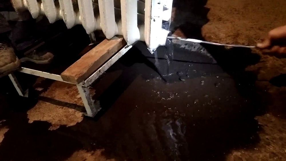 Santexnik tyopli pol batareya sistemalarni yuvish