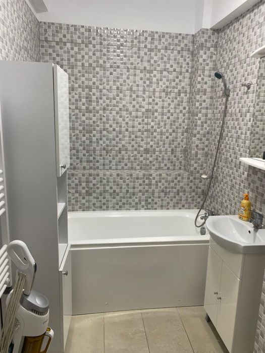 Inchiriez apartament