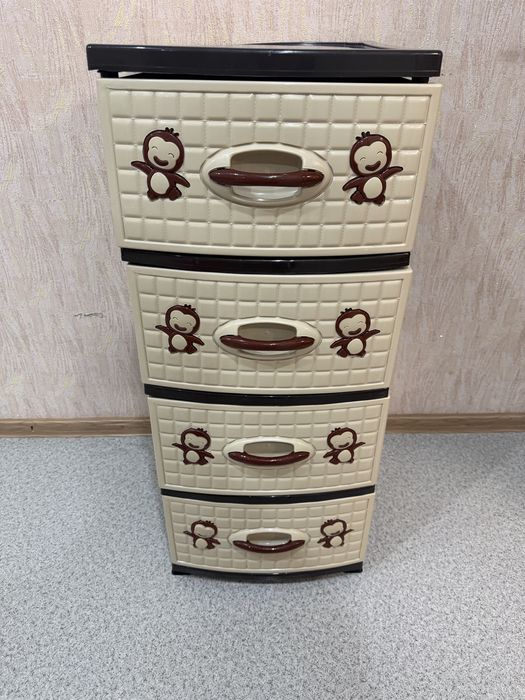 Посуда,сувенирчики,комодик детский